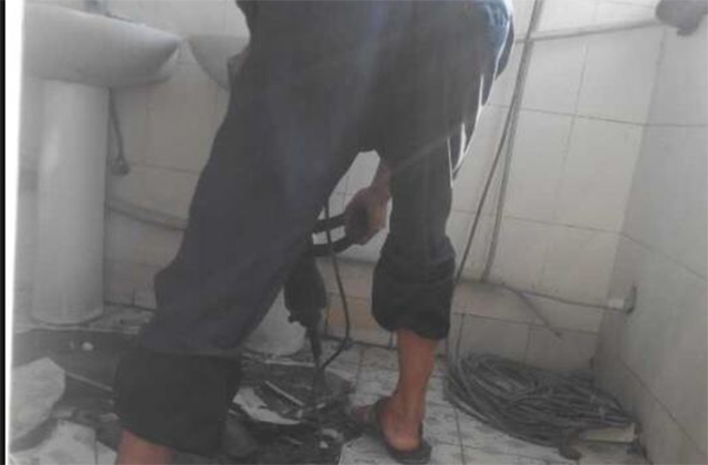 卫生间砸砖防水.jpg 卫生间砸砖防水.jpg