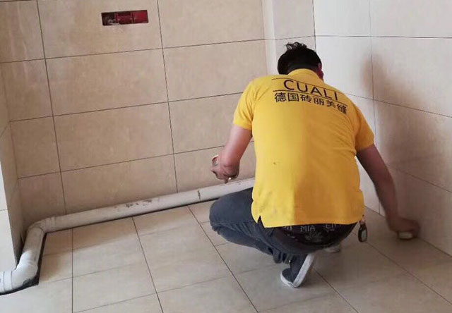 工人真瓷胶施工 工人真瓷胶施工