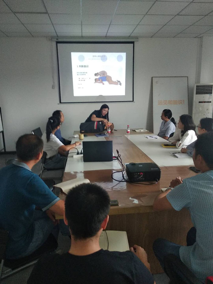 按压急救 按压急救